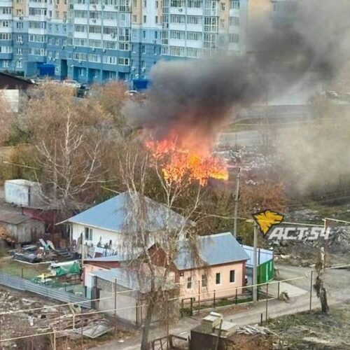 Пожар уничтожил частный дом на Военной в Новосибирске