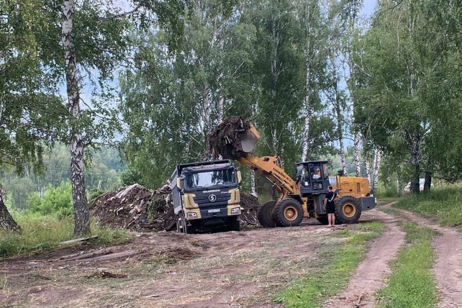 Главу Новосибирского района заставили убрать несанкционированные свалки