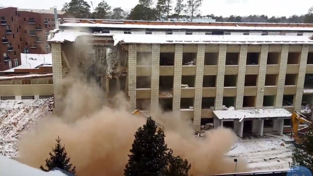 Здание ФМШ в новосибирском Академгородке сносят