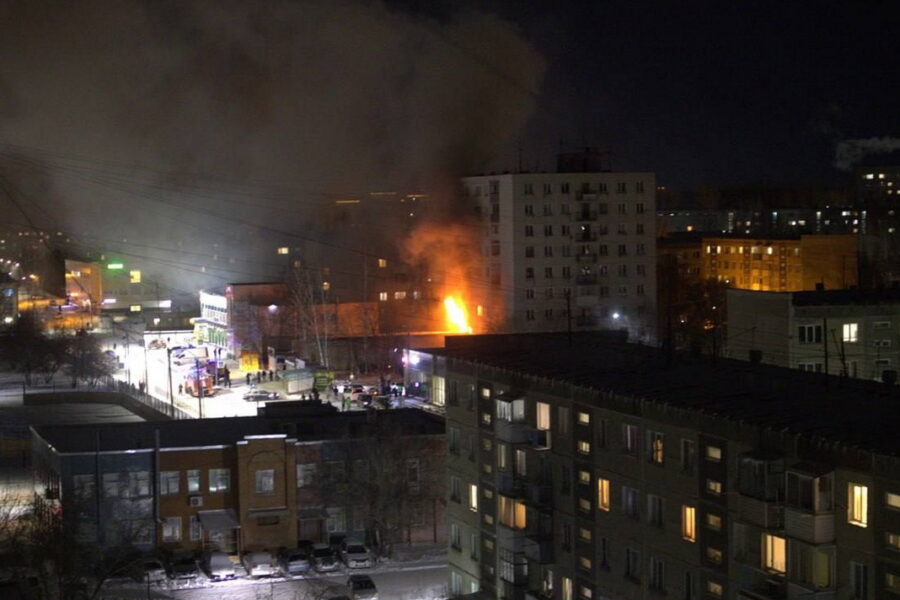 В Первомайском районе Новосибирска загорелось общежитие