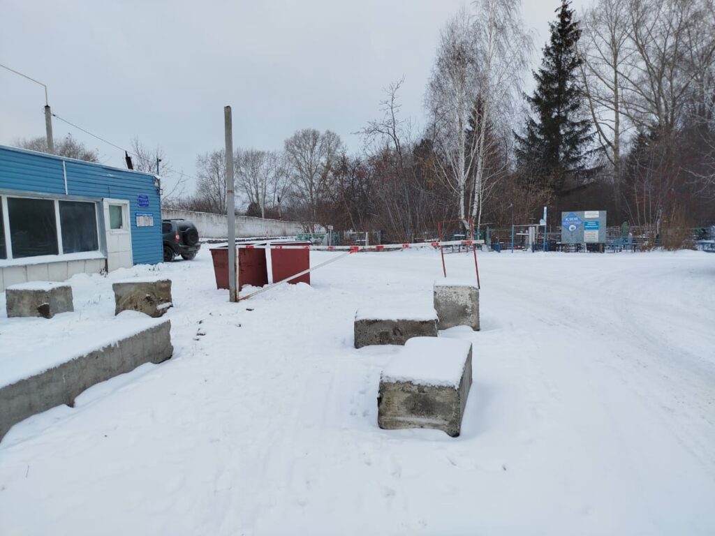 Сквозной проезд для фур через кладбище «Клещихинское» закрыли в Новосибирске