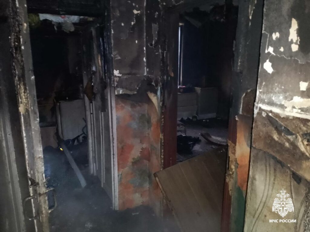 В пожаре на Мира в Новосибирске три человека отравились угарным газом