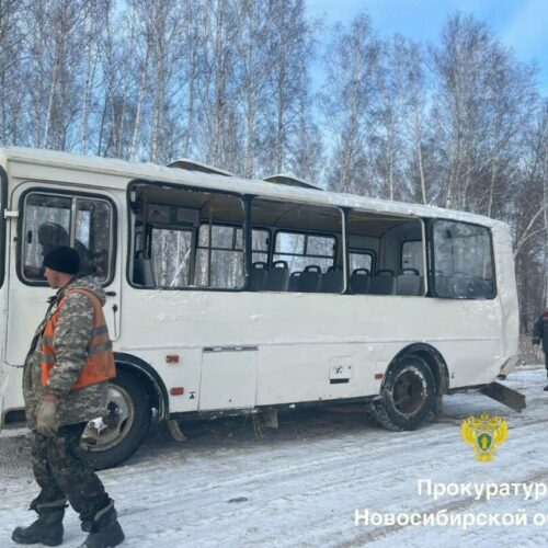 Автобус с пассажирами перевернулся на трассе под Новосибирском