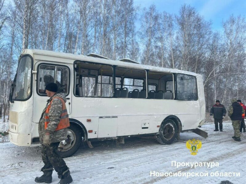 Автобус с пассажирами перевернулся на трассе под Новосибирском