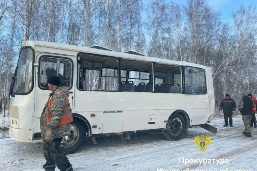 Автобус с пассажирами перевернулся на трассе под Новосибирском