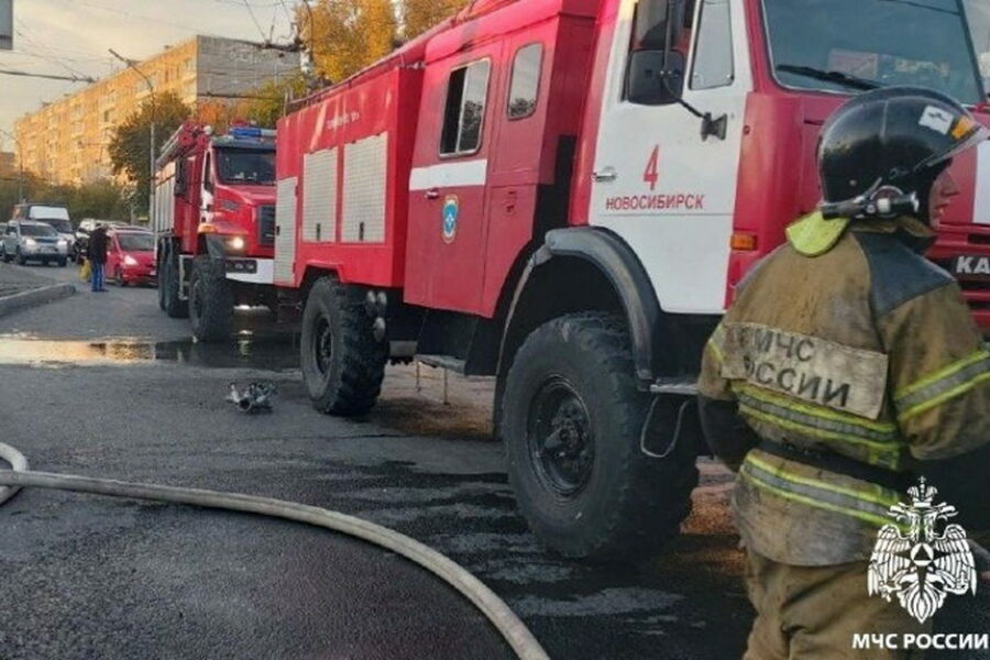 Пять человек спасли пожарные из загоревшейся пятиэтажки в Новосибирске