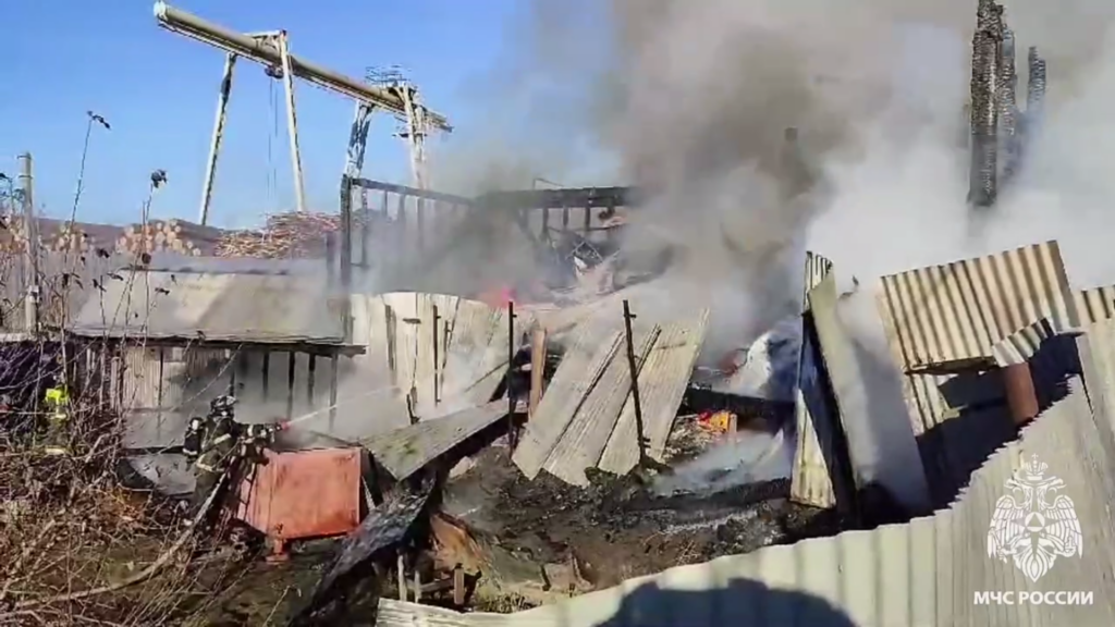 Двухэтажный магазин загорелся в Новосибирске