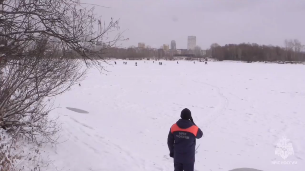 30 человек нашли спасатели на тонком льду реки Иня в Новосибирске