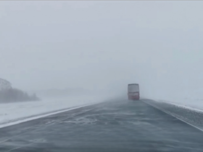 Ограничение движение транспорта из-за метели ввели на трассе под Новосибирском