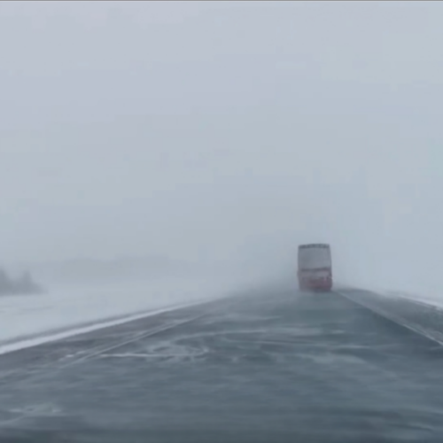 Ограничение движение транспорта из-за метели ввели на трассе под Новосибирском