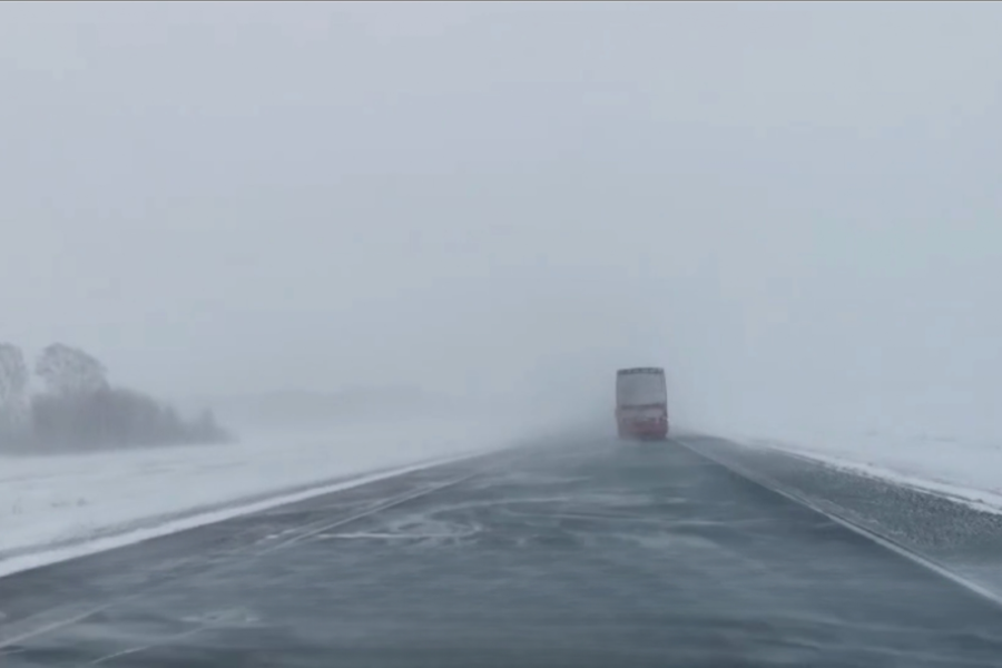 Ограничение движение транспорта из-за метели ввели на трассе под Новосибирском