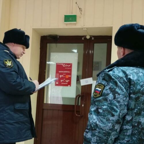 В университете связи Новосибирска приставы опечатали двери кафе