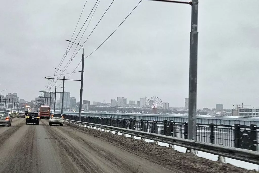 Тротуары для пешеходов открыли на Октябрьском мосту в Новосибирске