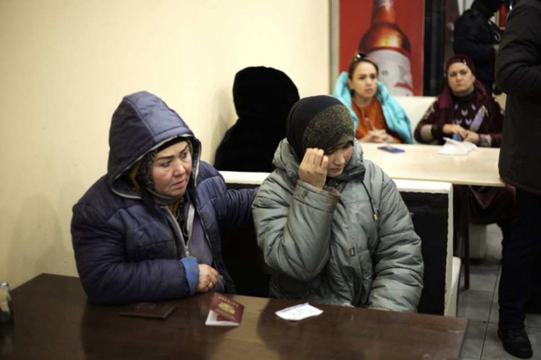 «Всем мордой в пол!»: облаву на мигрантов устроил СОБР на территории бывшего дисбата в Новосибирске