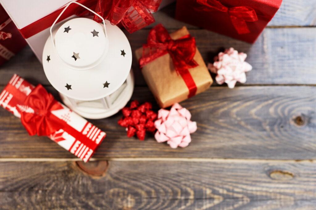 Рассказываем, кто в Новосибирске дарит подарки чаще, чем получает