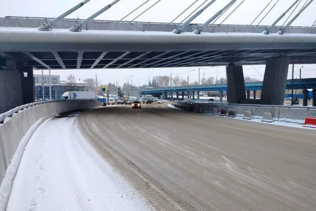 Движение по развязке около четвертого моста в Новосибирске запущено