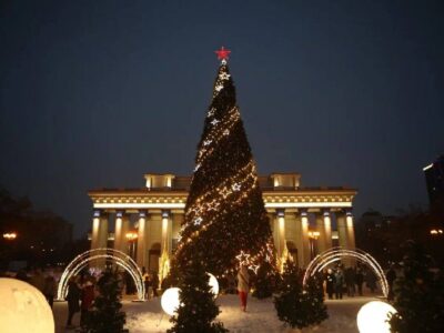 Первые новогодние пространства открылись в Новосибирске