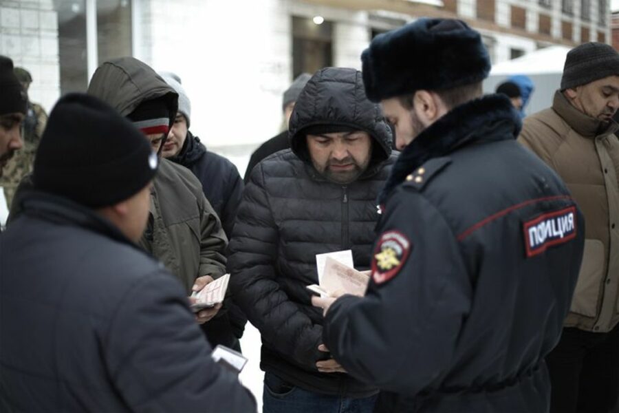 «Всем мордой в пол!»: облаву на мигрантов устроил СОБР на территории бывшего дисбата в Новосибирске