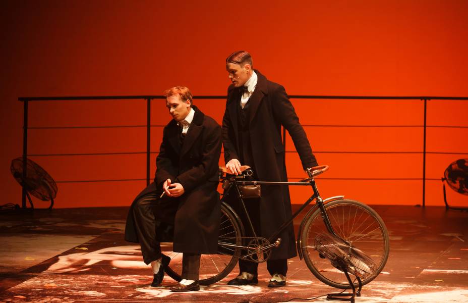 Есенин и его женщины продолжают покорять Новосибирск