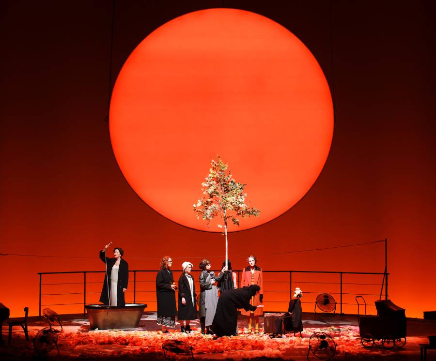 Есенин и его женщины продолжают покорять Новосибирск