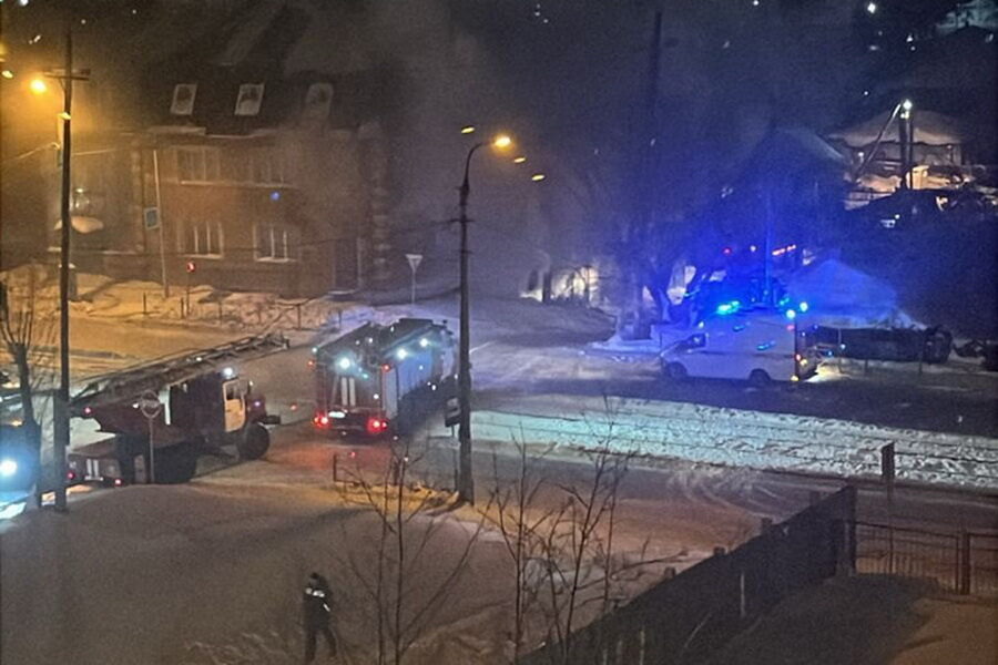 Экстренные службы перекрыли улицу Волочаевская из-за пожара в Новосибирске