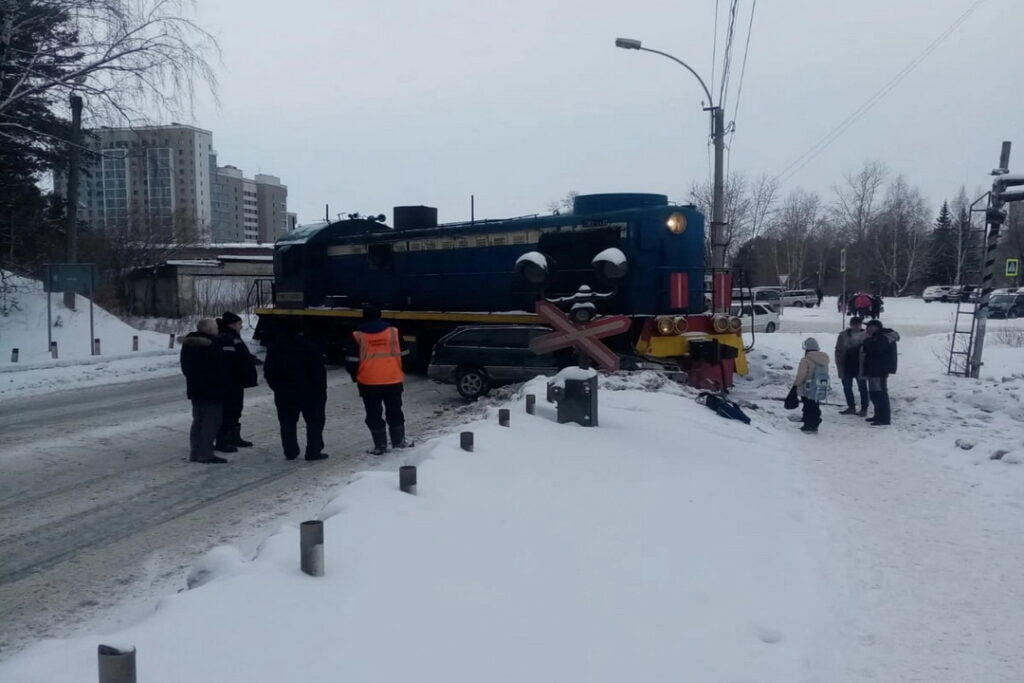 Поезд столкнулся с автомобилем на переезде в Новосибирске