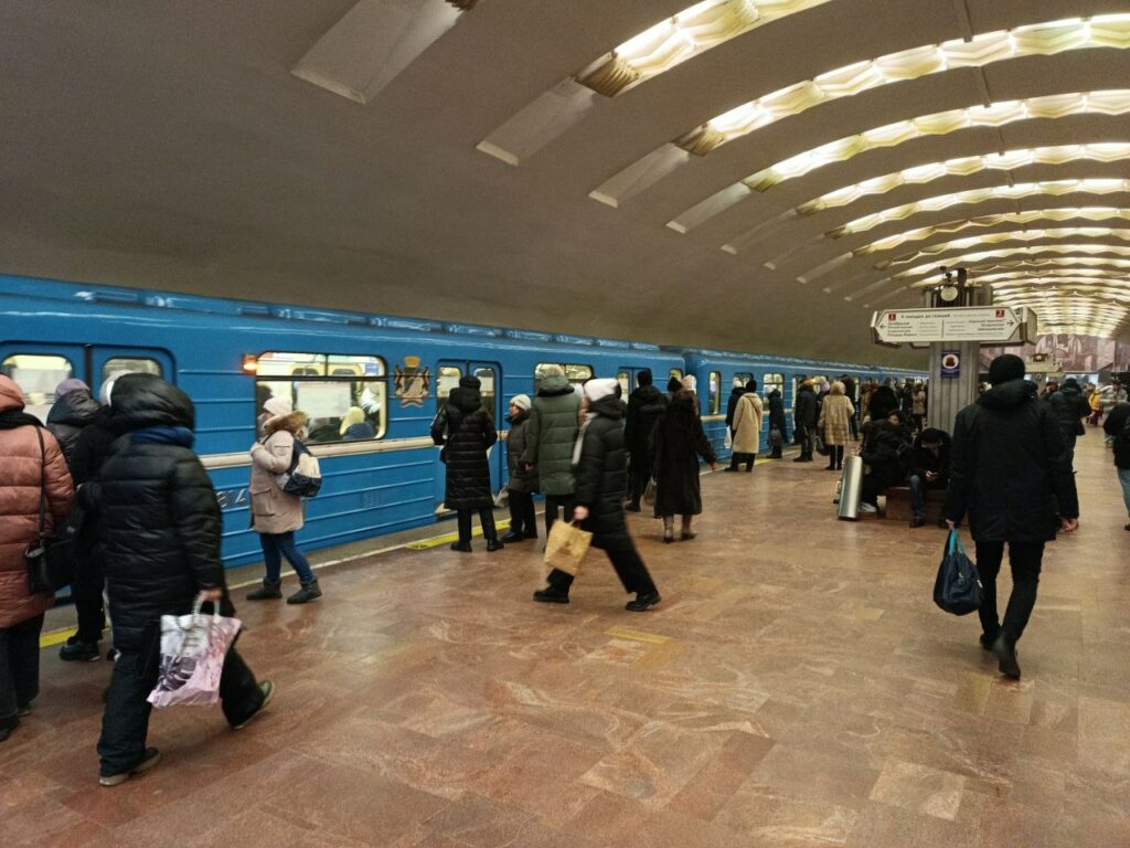 В метро Новосибирска установят «пуленепробиваемые» стекла в электричках