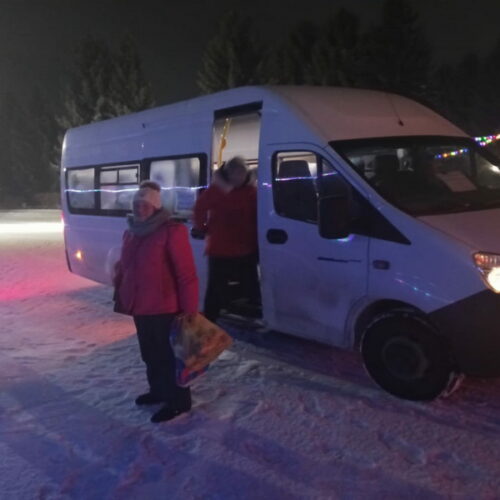 Туристы из Новосибирска застряли в автобусе на морозе в Алтайском крае.