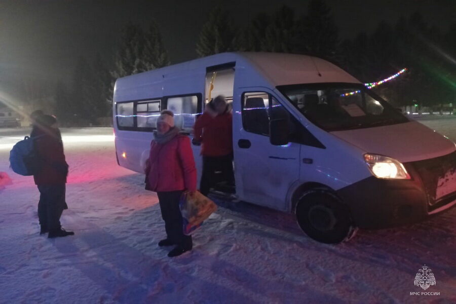 Туристы из Новосибирска застряли в автобусе на морозе в Алтайском крае.