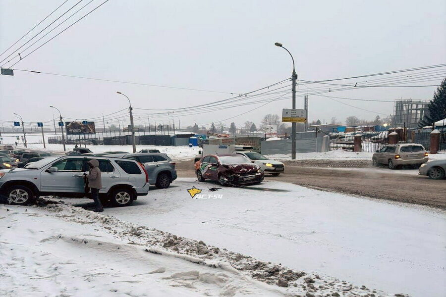 Массовое ДТП парализовало движение на Ватутина в Новосибирске