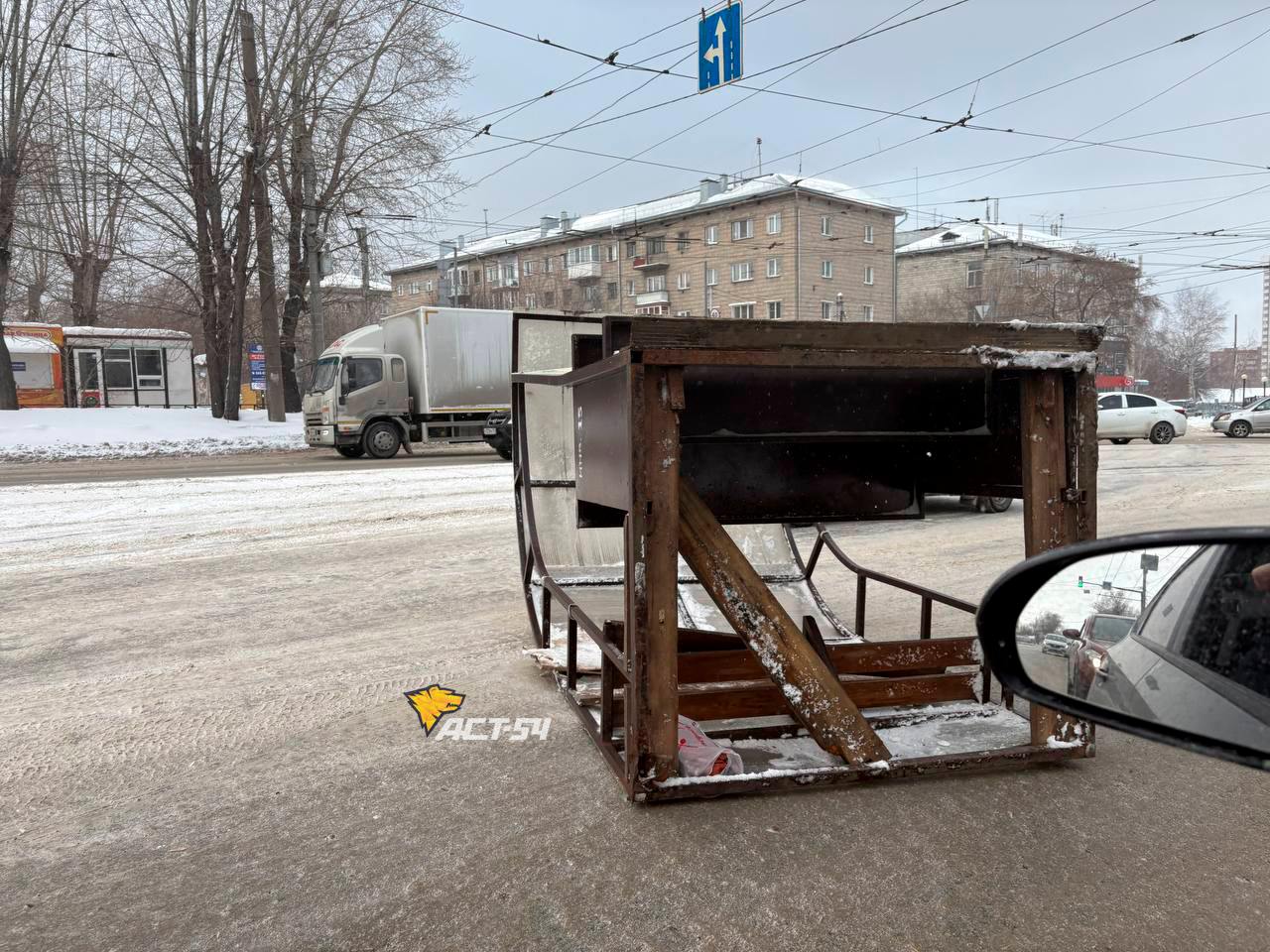 В Новосибирске сообщили о повреждениях после штормового ветра 22 января
