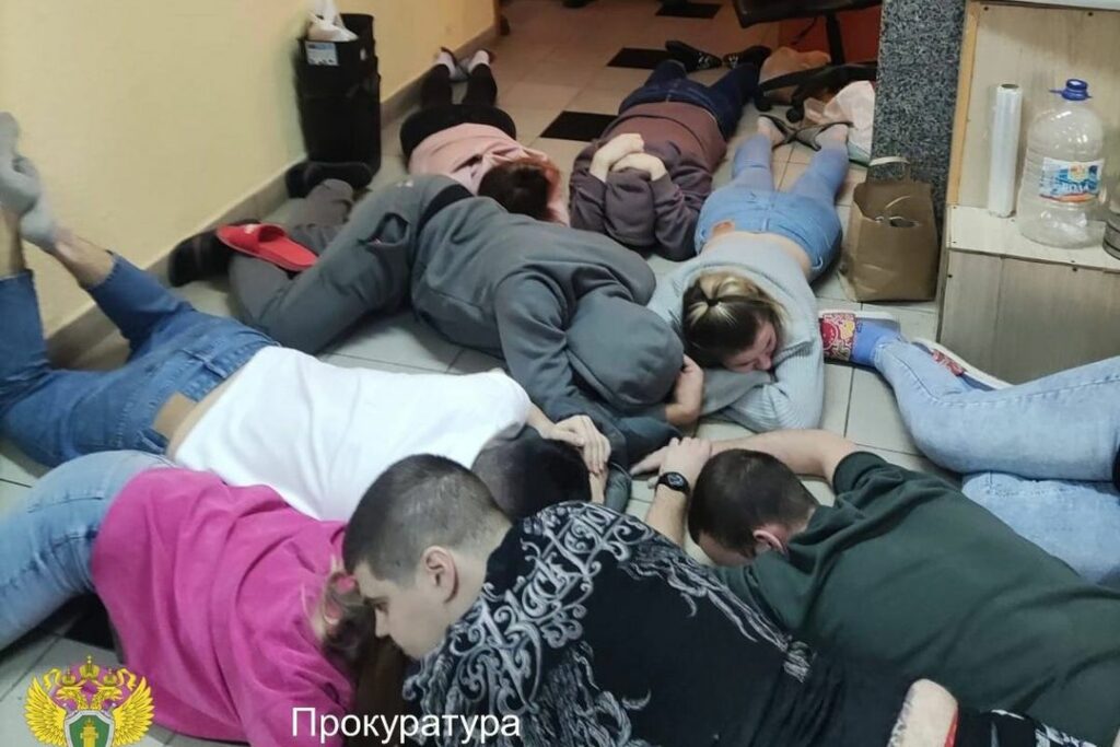 Банда мошенников, обманувших россиян на 16 млн, пошла под суд в Новосибирске