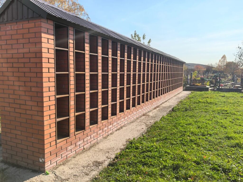 Колумбарные стены предлагают строить на сельских кладбищах в Новосибирске