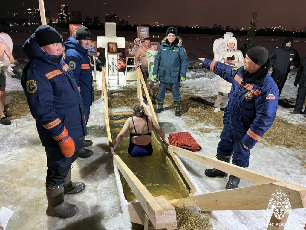 В ледяную воду на Крещение уже окунулись более 17 000 новосибирцев