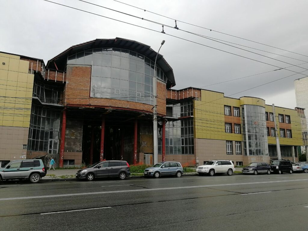 Скандально известный ТЦ-долгострой в Новосибирске продают за 490 миллионов