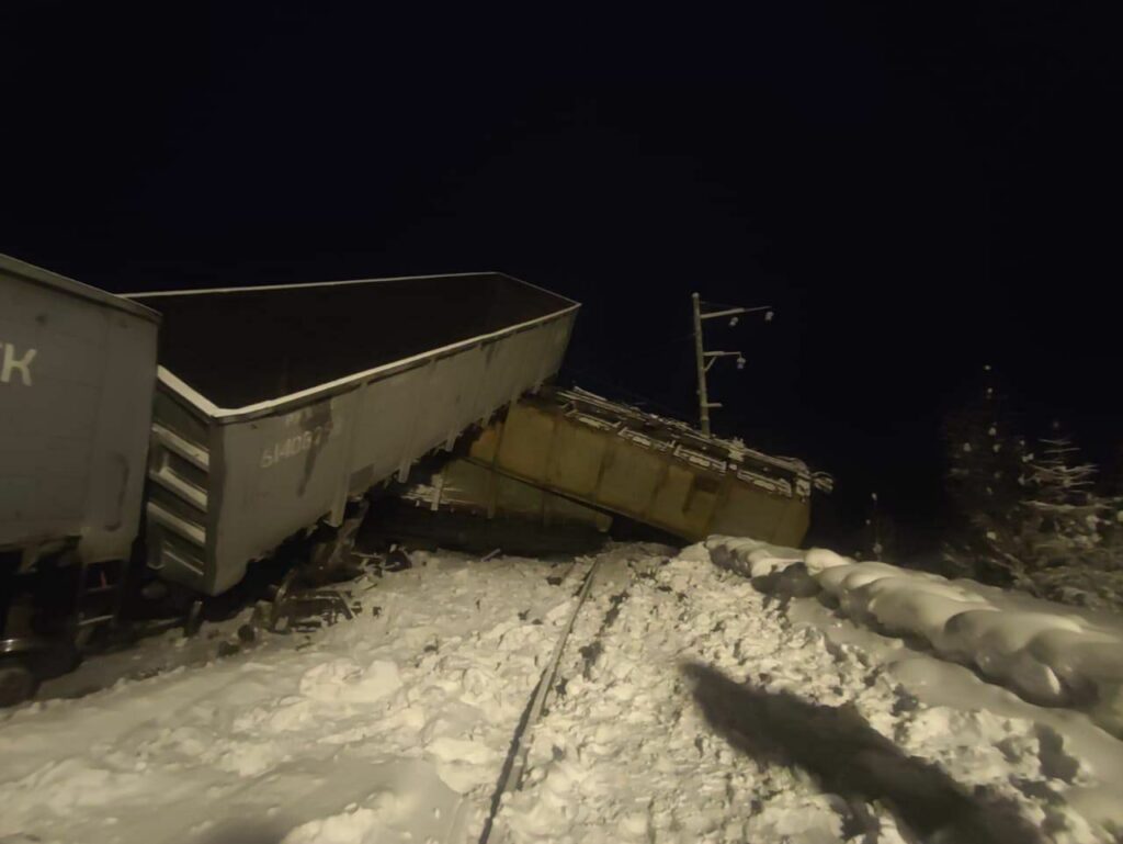 Поезд до Новосибирска задерживается из-за схода грузового состава в Бурятии