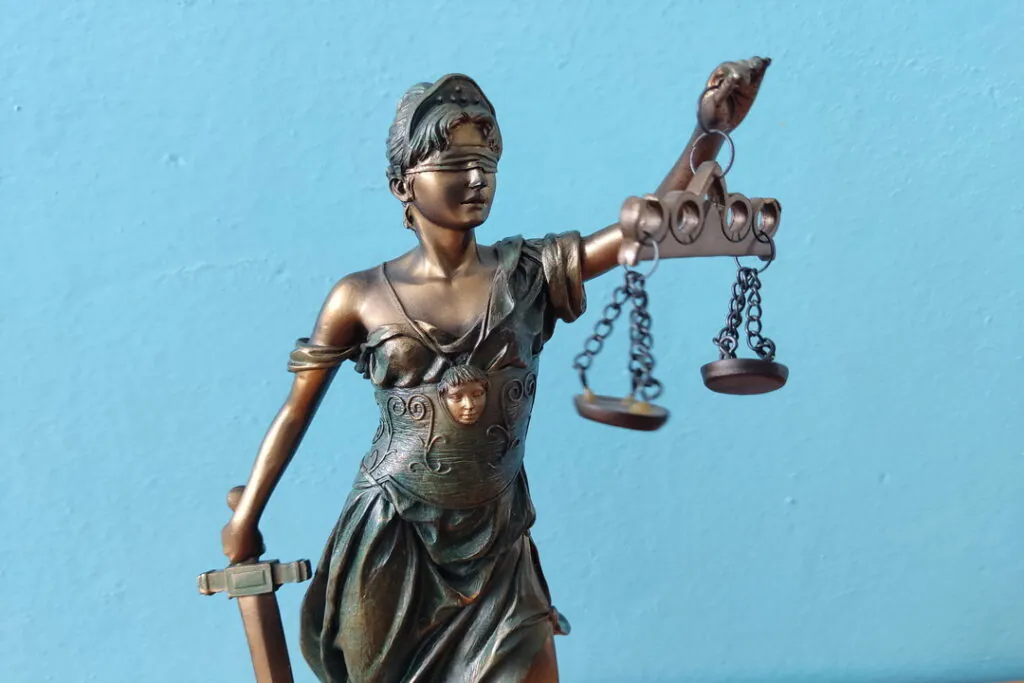 Житель Новосибирска продал товары на 10 млн рублей и скрылся в Таиланде