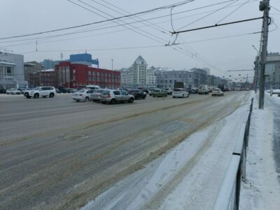 Продажи новых электромобилей упали вдвое в январе