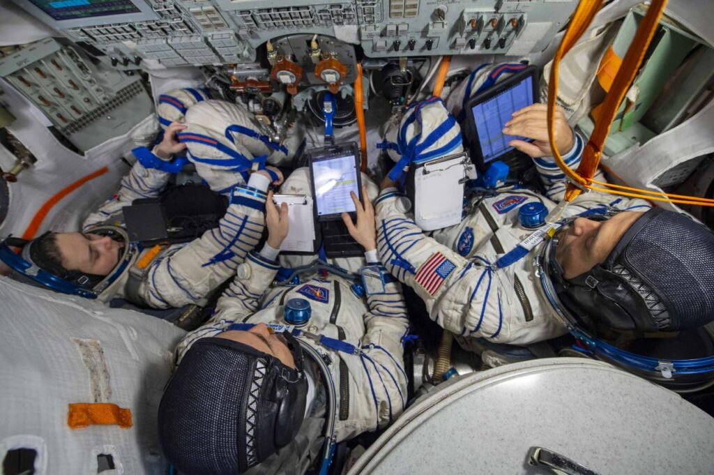 Космонавт из Новосибирска Кикина учится управлять кораблём «Союз»