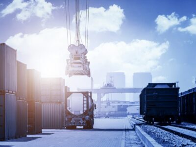 Мобильные дома и животных отправили на экспорт из Новосибирска