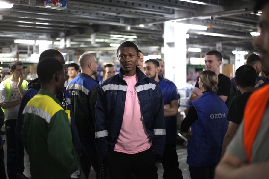СОБР устроил облаву на мигрантов на складе Ozon в Новосибирске