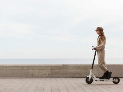 Минтранс предложил приравнять электросамокатчиков к водителям авто