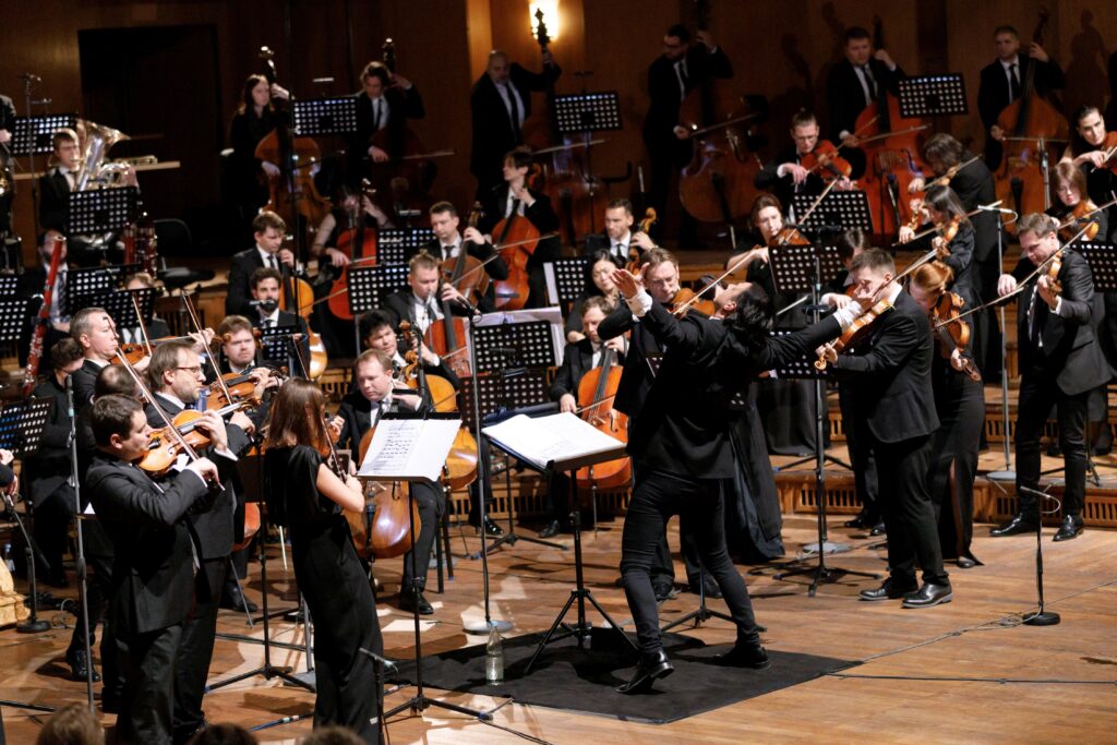 Гастрольный тур оркестра и хора musicAeterna пройдет в Новосибирске