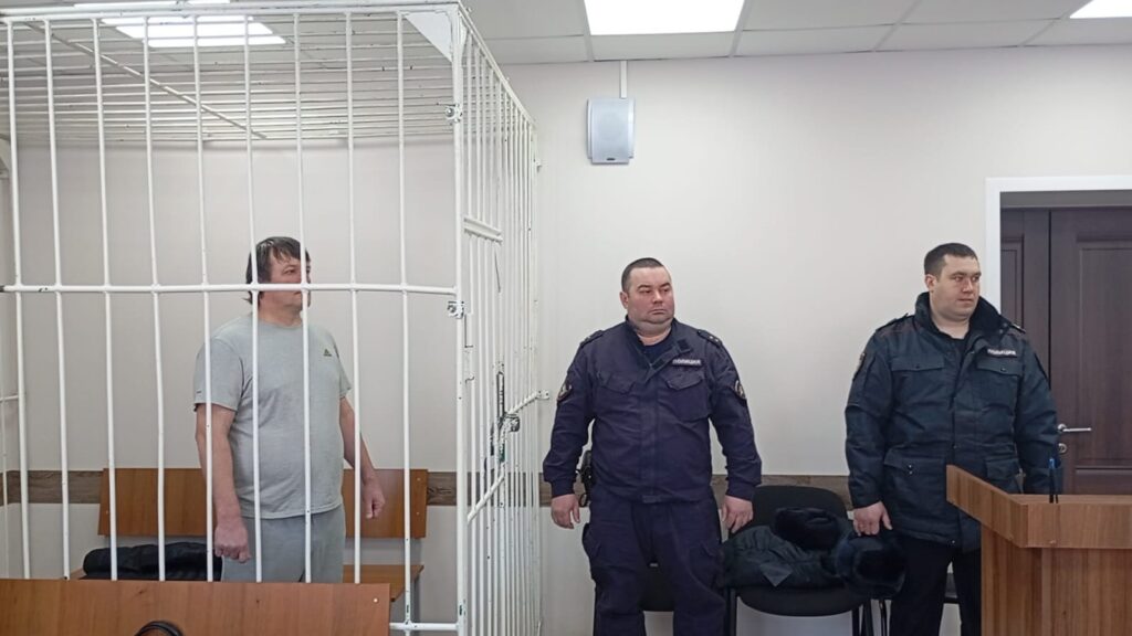 Новосибирец похитил ювелирку на семь миллионов, используя одеяло и удочку