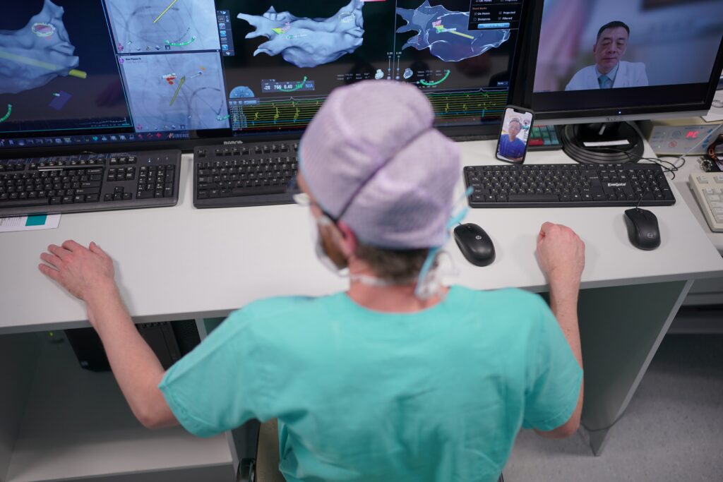 Китайский врач впервые дистанционно прооперировал сибиряка, находясь за 4000 км