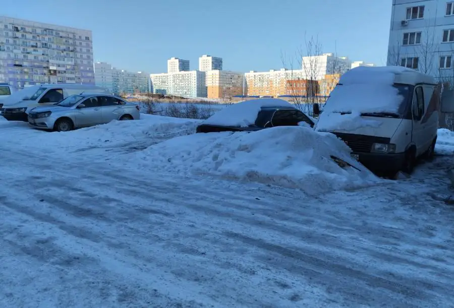 Уже 17 машин-подснежников эвакуировали с улиц и дворов Новосибирска в 2025 году