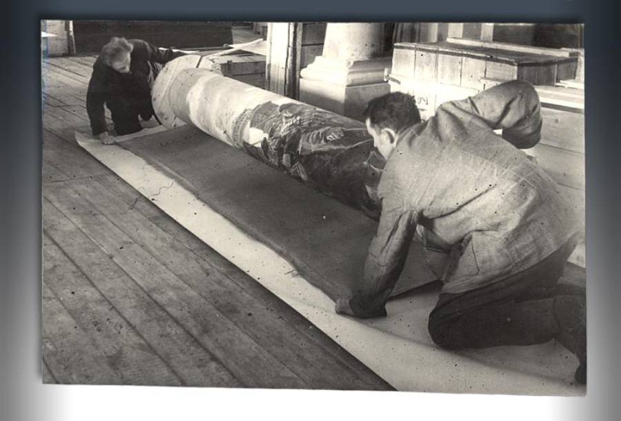 Наряду с хранением музейных экспонатов велась и реставрационная деятельность.