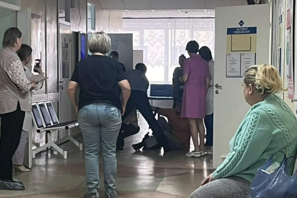 «За языком следи!»: пациентка в хиджабе напала на женщину из-за очереди к гинекологу в Новосибирске