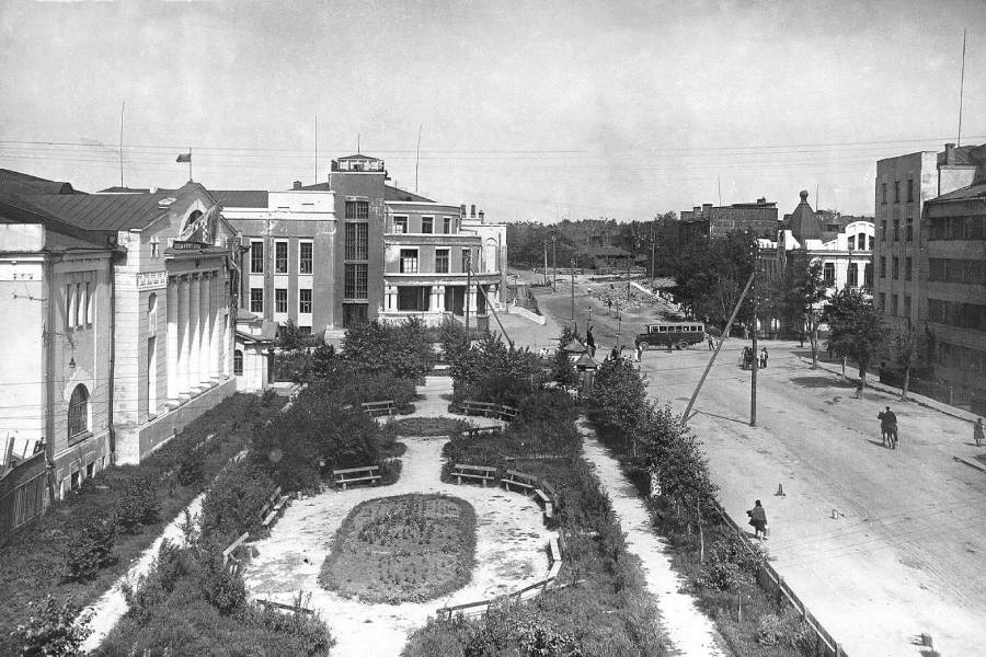 площадь около театра