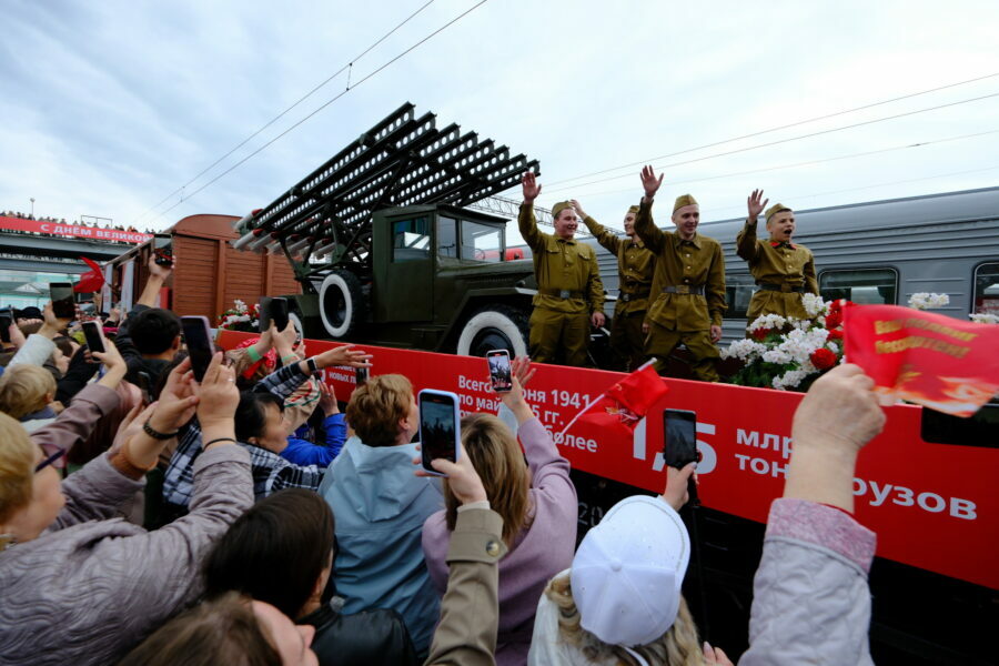 Эшелон Победы вместе с новосибирцами встретил Андрей Травников
